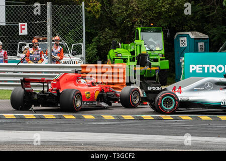 Monza/Italien - #5 Sebastian Vettel dreht sich nach dem Berühren mit #44 Lewis Hamilton auf der Roggia Schikane Stockfoto