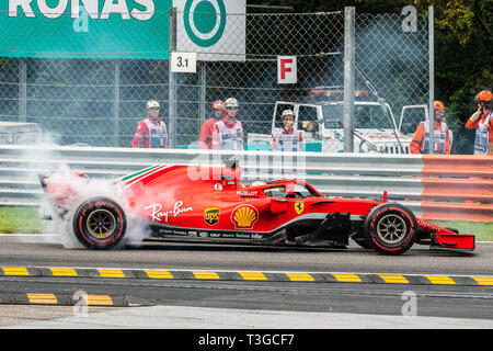 Monza/Italien - #5 Sebastian Vettel dreht sich nach dem Berühren mit #44 Lewis Hamilton auf der Roggia Schikane Stockfoto