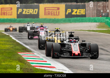 Monza/Italien - #8 Romain Grosjean und #55 Carlos Sainz brechen für die roggia Schikane während der Italienischen GP Stockfoto