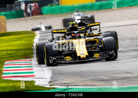 Monza/Italien - Renault Teamkollegen Nico Hulkenberg #27 und #55 Carlos Sainz kämpfen für Position während des GP Italien Stockfoto