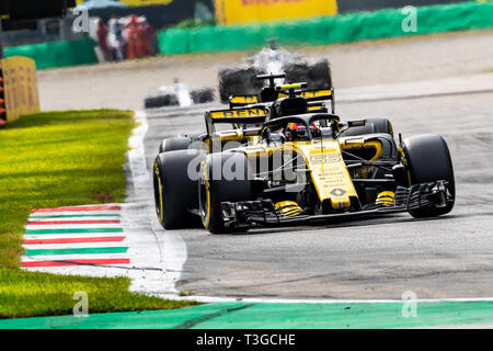 Monza/Italien - Renault Teamkollegen Nico Hulkenberg #27 und #55 Carlos Sainz kämpfen für Position während des GP Italien Stockfoto