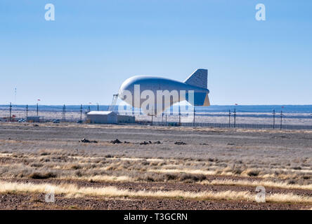 Aerostat-Überwachungslimp mit nach unten schauenden Radar zur Erkennung von Drogenschmugglern, aufgrund starker Winde tief am Boden, in der Nähe von Marfa, Texas Stockfoto