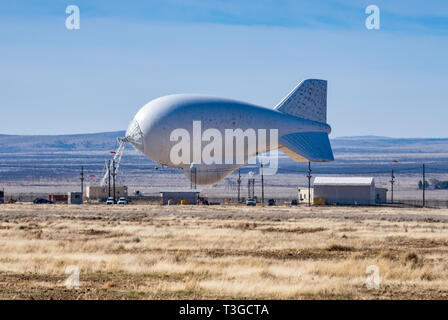 Aerostat-Überwachungslimp mit nach unten schauenden Radar zur Erkennung von Drogenschmugglern, aufgrund starker Winde tief am Boden, in der Nähe von Marfa, Texas Stockfoto