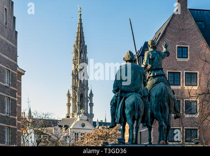Skulptur von Don Quijote und Sancho Panza auf dem Spanischen Platz (Place d'Espagne) und gotischen Turm des Brüsseler Rathaus. Stockfoto