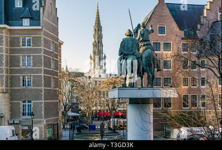 Skulptur von Don Quijote und Sancho Panza auf dem Spanischen Platz (Place d'Espagne) nach Bela Bartok Statue und Turm des Brüsseler Rathaus. Stockfoto
