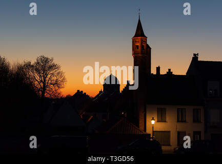 Brügge in der Dunkelheit. Nacht Stadtbild von Brügge City mit St. Sebastian Bogenschützen Gilde Tower und der Englischen Convent dome Silhouetten. Stockfoto