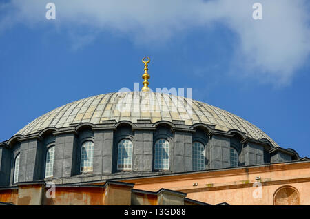 Kuppel der Hagia Sophia in Istanbul in der Nähe bis gegen den blauen Himmel Stockfoto