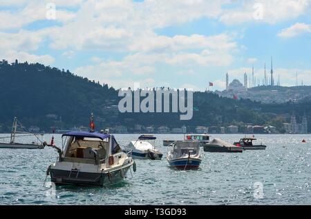 Kleine Boote auf dem Bosporus an einem klaren Sommertag. Istanbul, Türkei. Stockfoto