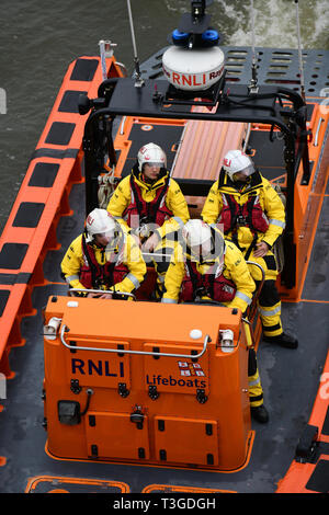 London, Großbritannien. 7. April 2019. Die jährlichen Boat Race zwischen Oxford und Cambridge University Crews mit Rnli lifeboat patrouillieren, um den Kurs. Stockfoto