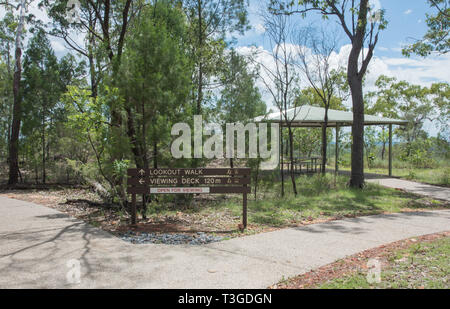 Gegabelte Pfad mit Wegweiser und Picknickplatz durch Buschland im Litchfield National Park im Northern Territory von Australien Stockfoto