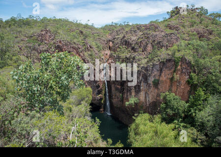 Atemberaubende und fließende Tolmer Falls Wasserfall mit Felswand im Litchfield National Park im Northern Territory von Australien Stockfoto