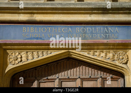 Eine lateinische Inschrift über eine Eiche Tür der Bodleian Library, Oxford in der alten Schulen Viereck Stockfoto