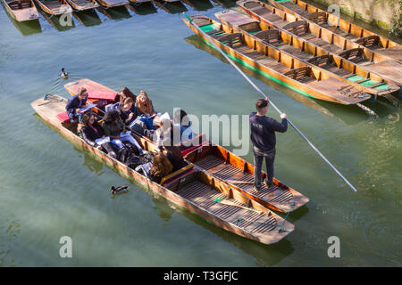 Eine Partei der Schule Mädchen sind in zwei traditionellen Oxford Stocherkähne auf dem Fluss Cherwell genommen Stockfoto