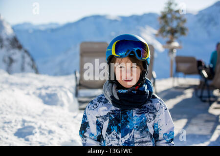 Glückliche Menschen, Kinder und Erwachsene, Skifahren an einem sonnigen Tag in den Tiroler Bergen. Kinder, die Spaß beim Skifahren Stockfoto