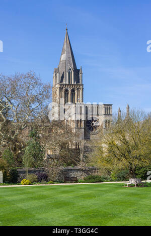 Der Turm der Kirche Christi Kathedrale und die Master's Garten von Christ Church, Oxford Stockfoto