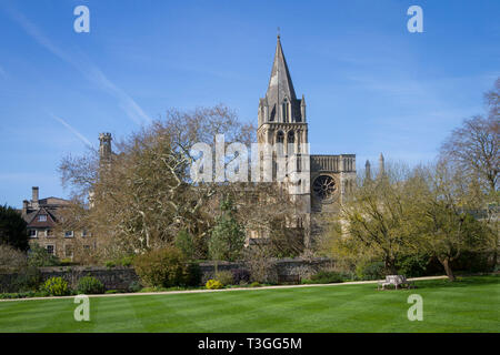 Der Turm der Kirche Christi Kathedrale und die Master's Garten von Christ Church, Oxford Stockfoto