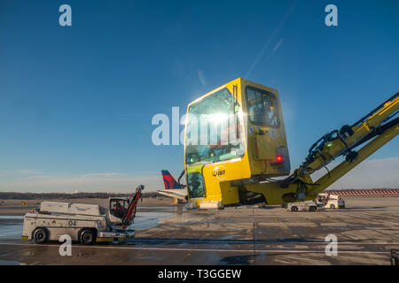 Jet Flügel enteist werden. Detroit Metro Airport (DTW), USA. Stockfoto