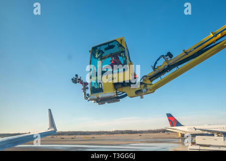 Jet Flügel enteist werden. Detroit Metro Airport (DTW), USA. Stockfoto