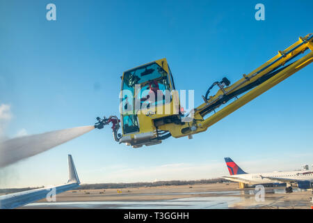 Jet Flügel enteist werden. Detroit Metro Airport (DTW), USA. Stockfoto