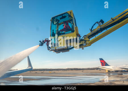 Jet Flügel enteist werden. Detroit Metro Airport (DTW), USA. Stockfoto