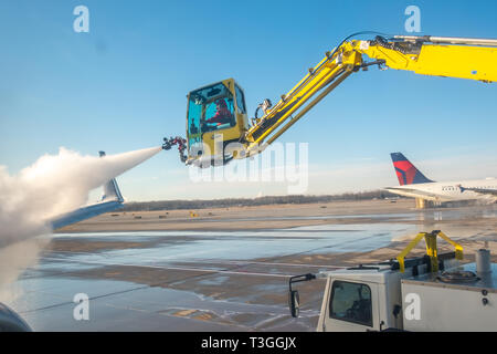 Jet Flügel enteist werden. Detroit Metro Airport (DTW), USA. Stockfoto