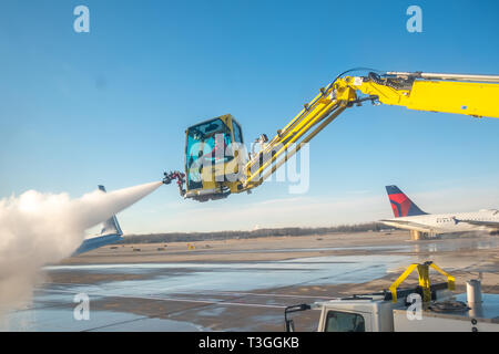 Jet Flügel enteist werden. Detroit Metro Airport (DTW), USA. Stockfoto