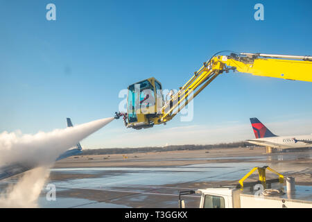 Jet Flügel enteist werden. Detroit Metro Airport (DTW), USA. Stockfoto