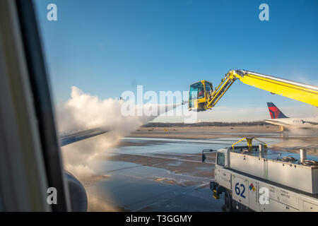 Jet Flügel enteist werden. Detroit Metro Airport (DTW), USA. Stockfoto