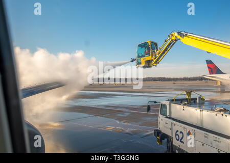 Jet Flügel enteist werden. Detroit Metro Airport (DTW), USA. Stockfoto