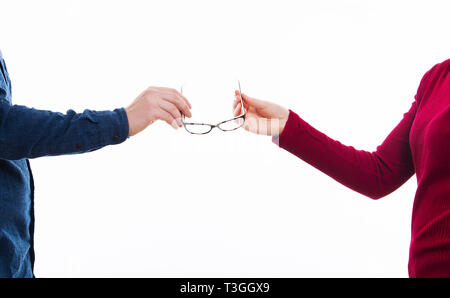 Man Gläser, die eine junge Frau mit weißem Hintergrund. Optiker empfehlen Brille eine Frau mit Augen Probleme. Gesundheit Problem Konzept. Stockfoto