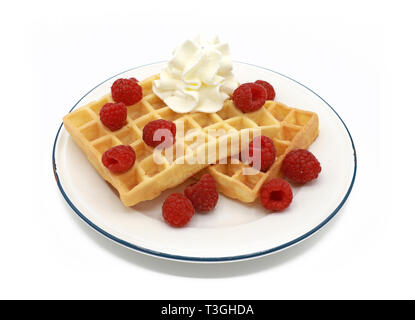 Frische belgische Waffeln mit Himbeeren und Sahne auf einem Schild auf weißem Hintergrund Stockfoto