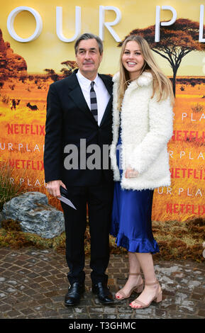Andy Harries und Emmy Harries die Teilnahme an der Weltpremiere des Netflix unseres Planeten, am Natural History Museum, London statt. Stockfoto