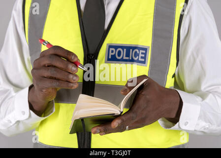 Salisbury, Wiltshire, England, UK. April 2019. Ein britischer Polizeioffizier Notizen Stockfoto