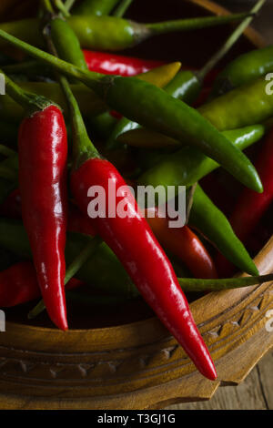 Thai rote und grüne Chilis oder Prik chee fah auch manchmal als Birds Eye Chile Pfeffer feurige Paprika auf 50.000 bis 100.000 Scoville Einheiten bewertet bekannt Stockfoto