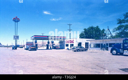 U-Haul an der Pumpe bei Amoco Tankstelle und Supermarkt in den westlichen Vereinigten Staaten geparkt Ca. 1990s Stockfoto