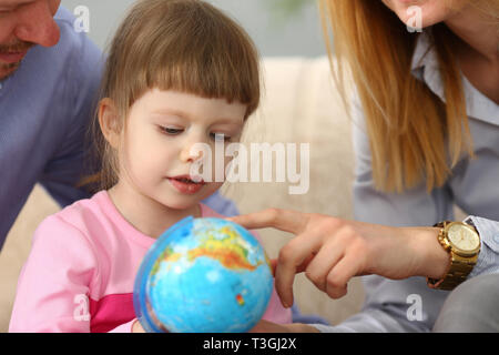 Kleines Mädchen lernen über Navigation und jagt die Kugel in die Arme Stockfoto