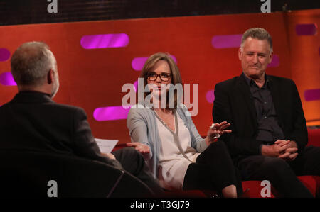 (Von links nach rechts) Host Graham Norton, Sally Field und Bill Pullman während der Dreharbeiten für die Graham Norton Show auf BBC Television Centre, Studioworks 6 Wood Lane, London, auf BBC One am Freitag Abend gelüftet zu werden. Stockfoto