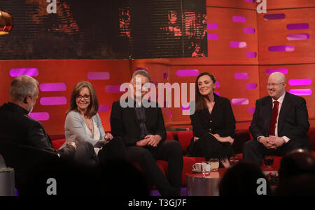 (Von links nach rechts) Host Graham Norton, Sally Field, Bill Pullman, Keeley Hawes und Matt Lucas während der Dreharbeiten für die Graham Norton Show auf BBC Television Centre, Studioworks 6 Wood Lane, London, auf BBC One am Freitag Abend gelüftet zu werden. Stockfoto