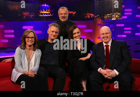 Host Graham Norton mit (sitzend von links nach rechts) Sally Field, Bill Pullman, Keeley Hawes und Matt Lucas während der Dreharbeiten für die Graham Norton Show auf BBC Television Centre, Studioworks 6 Wood Lane, London, auf BBC One am Freitag Abend gelüftet zu werden. Stockfoto