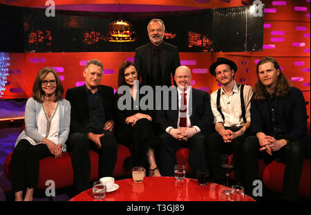 Host Graham Norton mit (sitzend von links nach rechts) Sally Field, Bill Pullman, Keeley Hawes, Matt Lucas und Jeremia Fraites und Wesley Schultz Der Lumineers während der Dreharbeiten für die Graham Norton Show auf BBC Television Centre, Studioworks 6 Wood Lane, London, auf BBC One am Freitag Abend gelüftet zu werden. Stockfoto