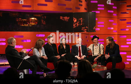 (Von links nach rechts) Host Graham Norton, Sally Field, Bill Pullman, Keeley Hawes, Matt Lucas und Jeremia Fraites und Wesley Schultz Der Lumineers während der Dreharbeiten für die Graham Norton Show auf BBC Television Centre, Studioworks 6 Wood Lane, London, auf BBC One am Freitag Abend gelüftet zu werden. Stockfoto