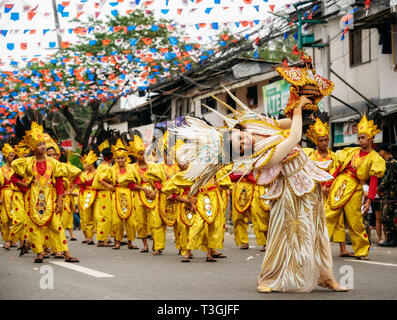 Cebu City, Philippinen - Januar 20, 2019: Straße Tänzer in leuchtend bunte Kostüme beteiligen sich an der Parade am Sinulog Fest. Stockfoto