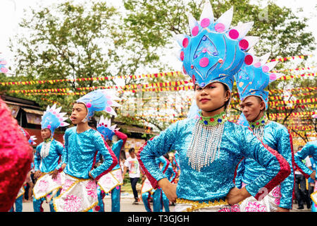 Cebu City, Philippinen - Januar 20, 2019: Straße Tänzer in leuchtend bunte Kostüme beteiligen sich an der Parade am Sinulog Fest. Stockfoto