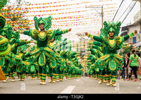 Cebu City, Philippinen - Januar 20, 2019: Straße Tänzer in leuchtend bunte Kostüme beteiligen sich an der Parade am Sinulog Fest. Stockfoto