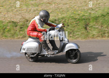 Fahrer 104 Paul Eccleshare aus Bolton auf einem 1966 60s 200cc Vespa Sprint Scooter in Chorley, Lancashire, UK. Stockfoto