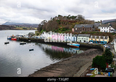 Hafen von Portree auf der Insel Skye, Hochland, Schottland, Großbritannien Stockfoto