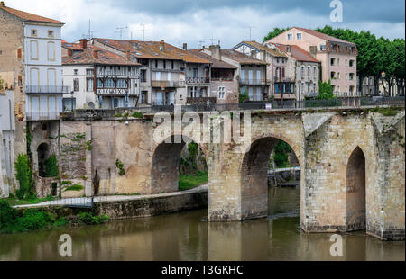 Die hübsche Stadt Villeneuve Sur Lot, Frankreich, über den Fluss suchen. Die schönen alten Brücke mit seinen Bögen. Stockfoto