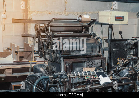 Vintage Druckmaschine für das Schnitzen im Druck. Teil der alte Mechanismus, Regler, Getriebe. Stockfoto