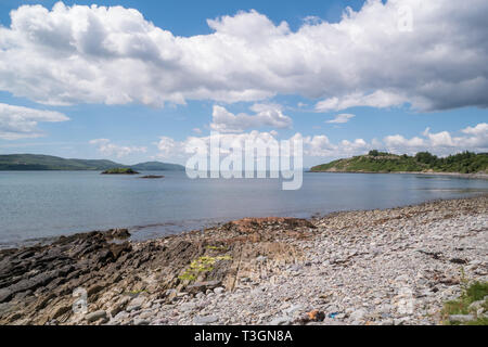 Die Landschaft der Küstenlinie von Whiddy Island mit einer kleinen Bucht Öffnung zum viel größer 30km lange Bantry Bay im County Cork, Irland. Stockfoto