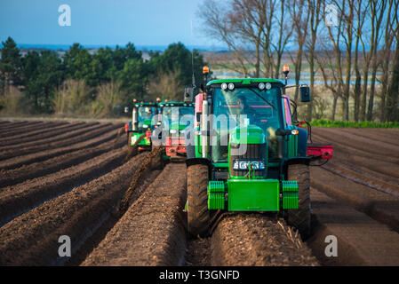 Traktoren, die tiefes Bett Gestaltung durch Aussaat die Felder in den frühen Quellen Zeit in Burnham Overy in Nord Norfolk, East Anglia, England, Großbritannien Stockfoto